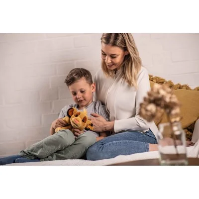 Enfant jouant avec Peluche Disney Originals Simba signée Steiff