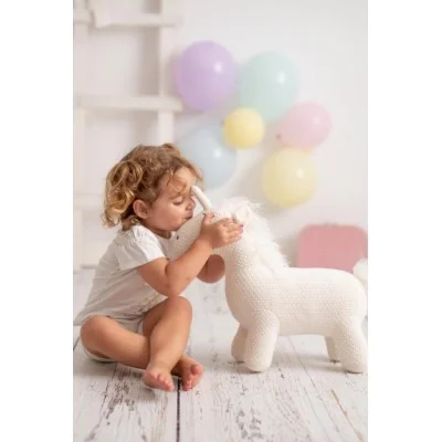 Jeune fille jouant avec Peluche licorne en crochet MINI signée Crochetts