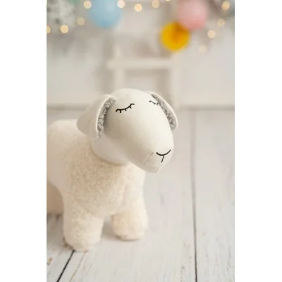 Peluche mouton en crochet MINI signée Crochetts, gros plan
