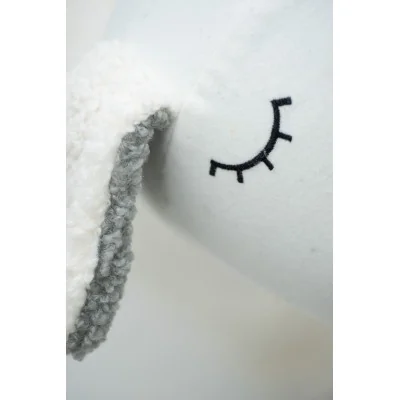 Peluche mouton en crochet MINI signée Crochetts, gros plan sur un oeil