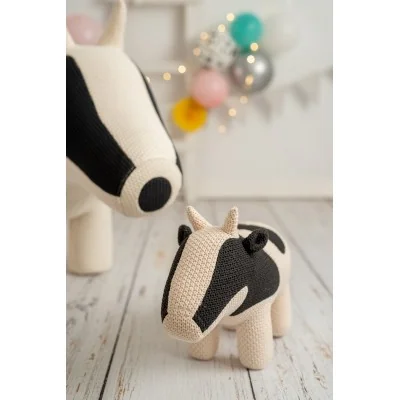 Peluche vache en crochet MINI à côte de la peluche MAXI
