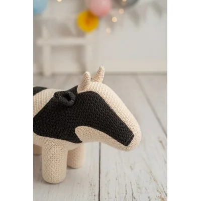Peluche vache en crochet MINI signée Crochetts, vue de profil