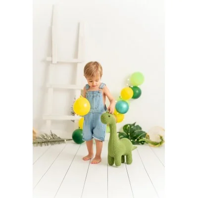 Enfant jouant avec Peluche dinosaure en crochet MINI signée Crochetts Enfant jouant avec Peluche dinosaure en crochet MINI signée Crochetts