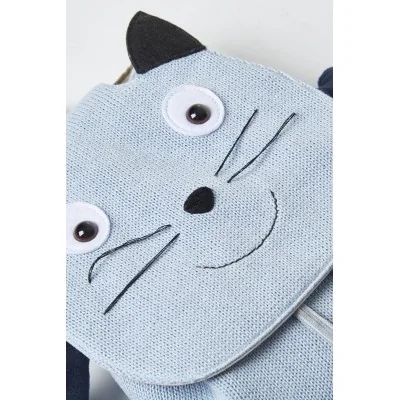 Sac à dos en crochet chaton signé Crochetts, gros plan sur la tête du chaton Sac à dos en crochet chaton signé Crochetts, gros plan sur la tête du chaton