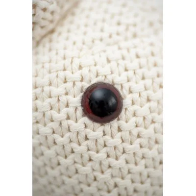 Peluche lapin en crochet MINI signée Crochetts, gros plan sur un oeil.