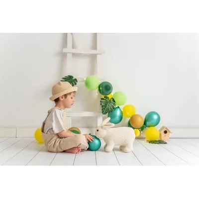 Enfant jouant avec Peluche lapin en crochet MINI signée Crochetts