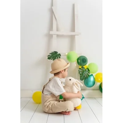 Enfant jouant avec Peluche lapin en crochet MINI signée Crochetts