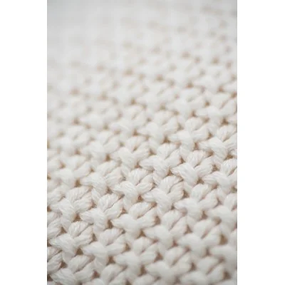 Peluche lapin en crochet MINI signée Crochetts, gros plan sur la broderie
