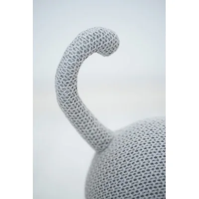 Peluche chat en crochet MINI signée Crochetts, gros plan sur la queue Peluche chat en crochet MINI signée Crochetts, gros plan sur la queue