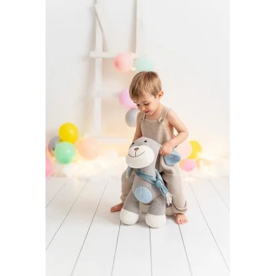 Enfant jouant avec Peluche Cocker en crochet MINI signée Crochetts Enfant jouant avec Peluche Cocker en crochet MINI signée Crochetts