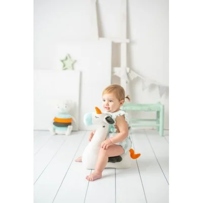 Bébé jouant avec Peluche Pégase en crochet MINI signée Crochetts Bébé jouant avec Peluche Pégase en crochet MINI signée Crochetts