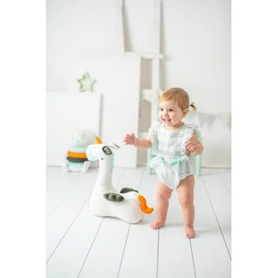 Bébé jouant avec Peluche Pégase en crochet MINI signée Crochetts Bébé jouant avec Peluche Pégase en crochet MINI signée Crochetts
