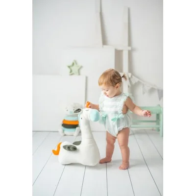 Bébé jouant avec Peluche Pégase en crochet MINI signée Crochetts Bébé jouant avec Peluche Pégase en crochet MINI signée Crochetts