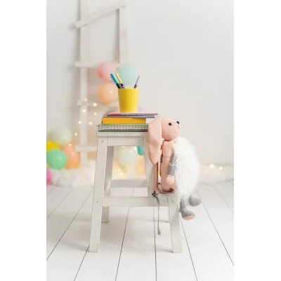 Sac à dos lapin Clara signé Crochetts, dans une chambre d'enfant Sac à dos lapin Clara signé Crochetts, dans une chambre d'enfant