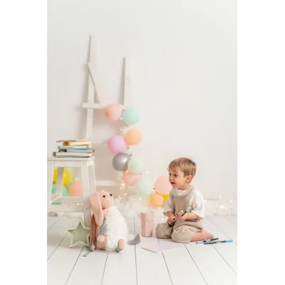 Enfant jouant avec Sac à dos lapin Clara signé Crochetts Enfant jouant avec Sac à dos lapin Clara signé Crochetts