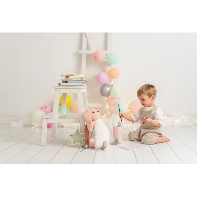 Enfant jouant avec Sac à dos lapin Clara signé Crochetts Enfant jouant avec Sac à dos lapin Clara signé Crochetts