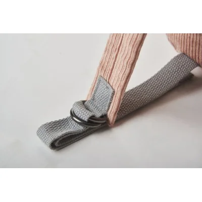 Sac à dos lapin Clara signé Crochetts, gros plan sur une bretelle Sac à dos lapin Clara signé Crochetts, gros plan sur une bretelle