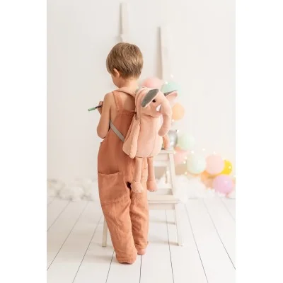 Enfant portant Sac à dos éléphant Scoty signé Crochetts