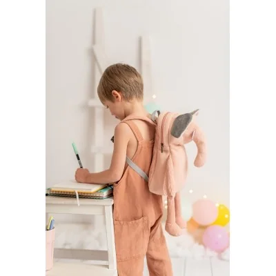 Enfant portant Sac à dos éléphant Scoty signé Crochetts