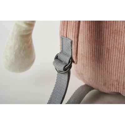 Sac à dos singe Monito signé Crochetts, gros plan sur une bretelle réglable