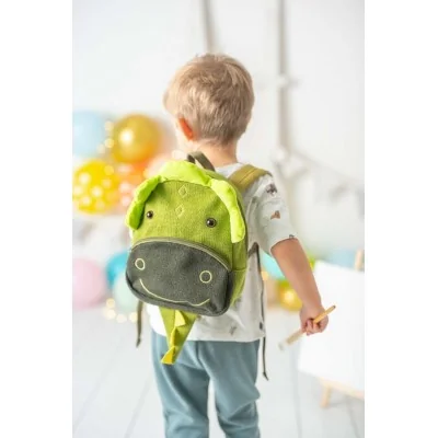 Enfant portant Sac à dos dragon signé Crochetts