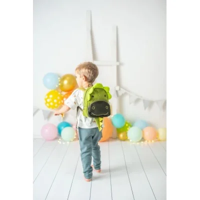 Enfant portant Sac à dos dragon signé Crochetts