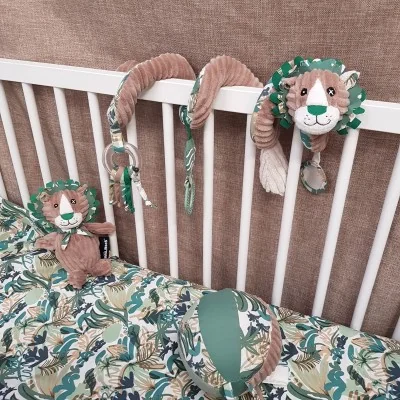 Spirale d'activités Jelekros le Lion signée Les Déglingos attachée au lit de bébé Spirale d'activités Jelekros le Lion signée Les Déglingos attachée au lit de bébé