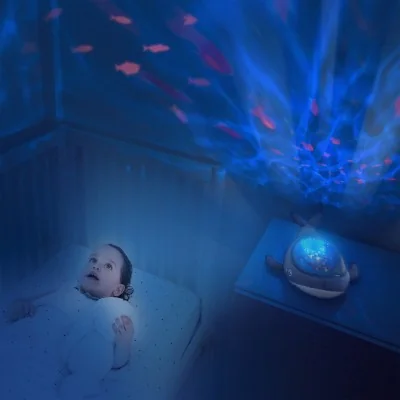 Projecteur effets aquatiques baleine Aqua Dream signé Pabobo avec projection dans la chambre de bébé