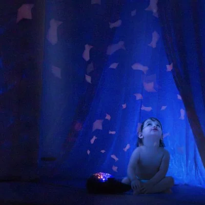 Projecteur effets aquatiques baleine Aqua Dream signé Pabobo avec projection dans la chambre de bébé