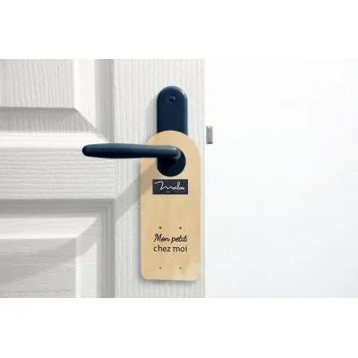 carte en bois "Mon Petit Chez Moi" réutilisable accrochée à une porte
