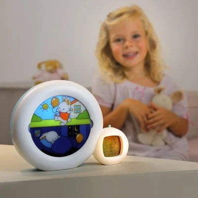 Jeune fille avec Veilleuse indicatrice de réveil Kid'Sleep Moon signée Pabobo Jeune fille avec Veilleuse indicatrice de réveil Kid'Sleep Moon signée Pabobo