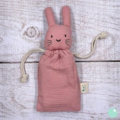 Doudou Lapin Vieux Rose "Marceau" signé Leobulle dans son pochon de rangement