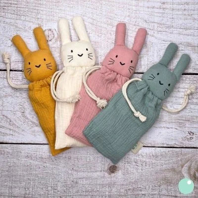 Doudous Lapin"Marceau" de différentes couleurs signés Leobulle dans leurs pochons de rangement