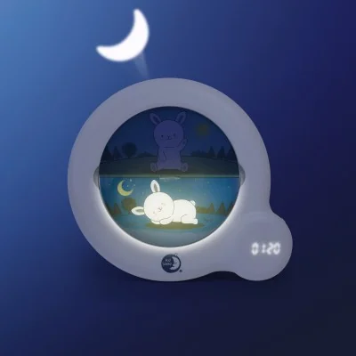 Veilleuse indicatrice de réveil Kid'Sleep Essential signée Pabobo en position sommeil avec projection de la lune