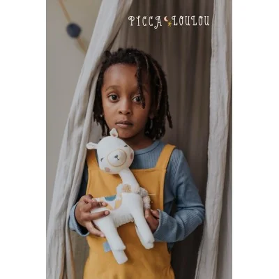 Jeune fille jouant avec Peluche Lama dans boîte cadeau signée Picca Loulou