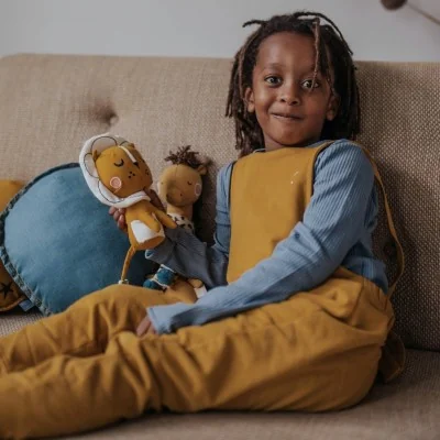 Jeune fille jouant avec Peluche Lion dans boîte cadeau signée Picca Loulou