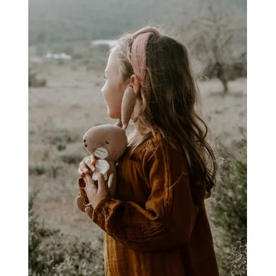 Jeune fille jouant avec Peluche Lapin Rose dans boîte cadeau signée Picca Loulou Jeune fille jouant avec Peluche Lapin Rose dans boîte cadeau signée Picca Loulou
