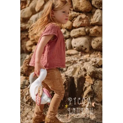 Jeune fille jouant avec Peluche cygne Susie avec ailes multicolores signée Picca Loulou