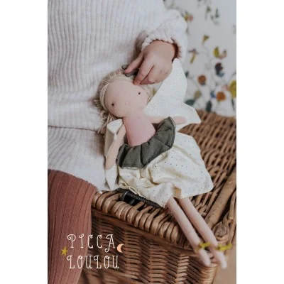Jeune fille jouant avec Fée Dolores avec robe jaune signée Picca Loulou Jeune fille jouant avec Fée Dolores avec robe jaune signée Picca Loulou