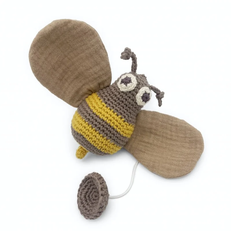 Jouet apaisant abeille beige 100% coton bio de la marque MyuM avec une languette à tirer Jouet apaisant abeille beige 100% coton bio de la marque MyuM avec une languette à tirer