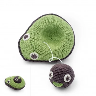 Boite à musique avocat et son bébé noyau en coton bio de la marque MyuM Boite à musique avocat et son bébé noyau en coton bio de la marque MyuM