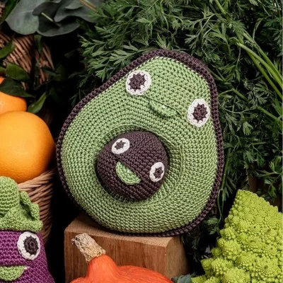 Boite à musique avocat et son bébé noyau en coton bio de la marque MyuM Boite à musique avocat et son bébé noyau en coton bio de la marque MyuM