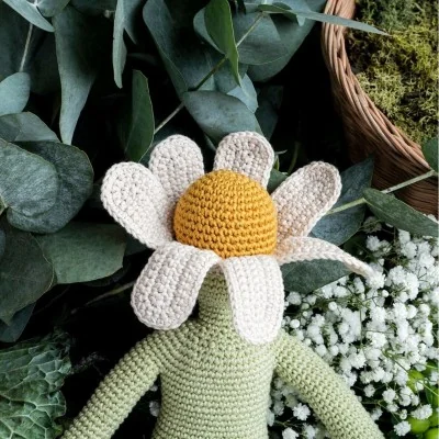 Poupée fleur Camille la camomille 100% coton bio taille S de la marque MyuM, gros plan dans la nature