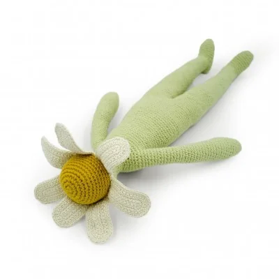 Poupée fleur Camille la camomille 100% coton bio taille M de la marque MyuM, en position allongée