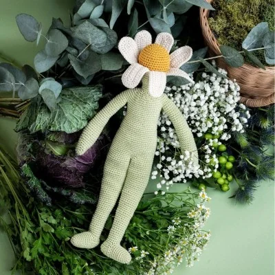 Poupée fleur Camille la camomille 100% coton bio taille M de la marque MyuM, dans la nature