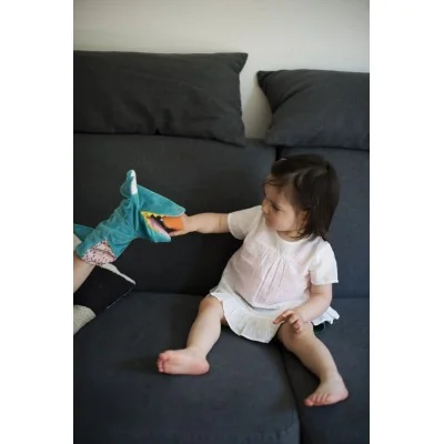 Enfant jouant avec Marionnette Crocodile pour enfant de la marque Ebulobo
