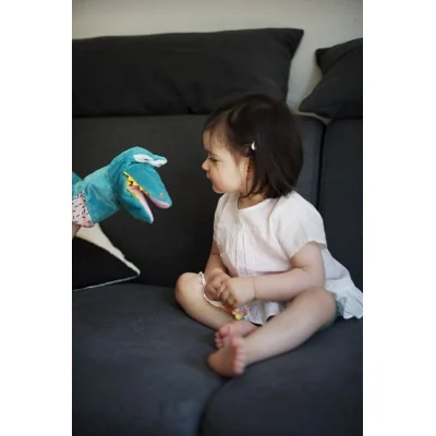 Enfant jouant avec Marionnette Crocodile pour enfant de la marque Ebulobo