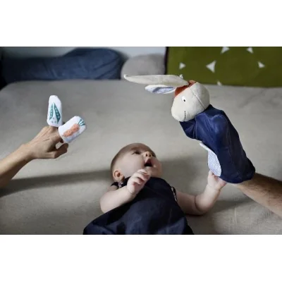 Bébé jouant avec Marionnette Gabin Lapin et ses 2 marionnettes de doigts signée Ebulobo Bébé jouant avec Marionnette Gabin Lapin et ses 2 marionnettes de doigts signée Ebulobo