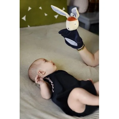 Bébé jouant avec Marionnette Gabin Lapin et ses 2 marionnettes de doigts signée Ebulobo Bébé jouant avec Marionnette Gabin Lapin et ses 2 marionnettes de doigts signée Ebulobo