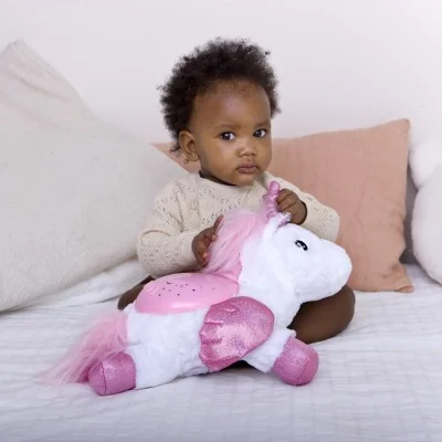 Enfant jouant avec Veilleuse peluche à projection lumineuse Twilight Buddies , vue de dessous Enfant jouant avec Veilleuse peluche à projection lumineuse Twilight Buddies , vue de dessous